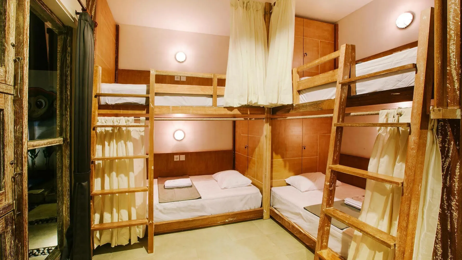 Lokal Bali Hostel Кута